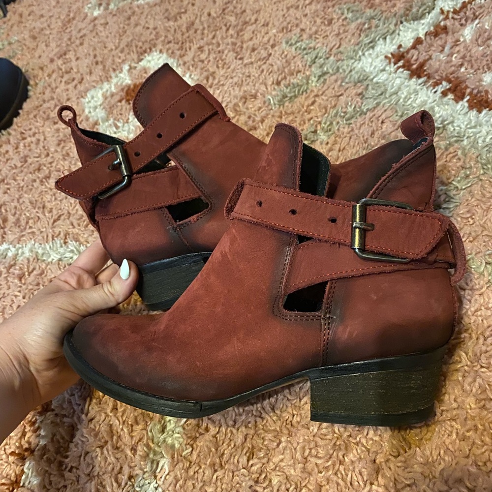 Women's 8.5 M Very Volatile Fiery Ankle Boots Cowboy Western Harness Red Leather